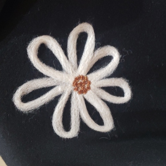 Nwt Medium Aaeda black sweater with white flowers - Picture 5 of 11